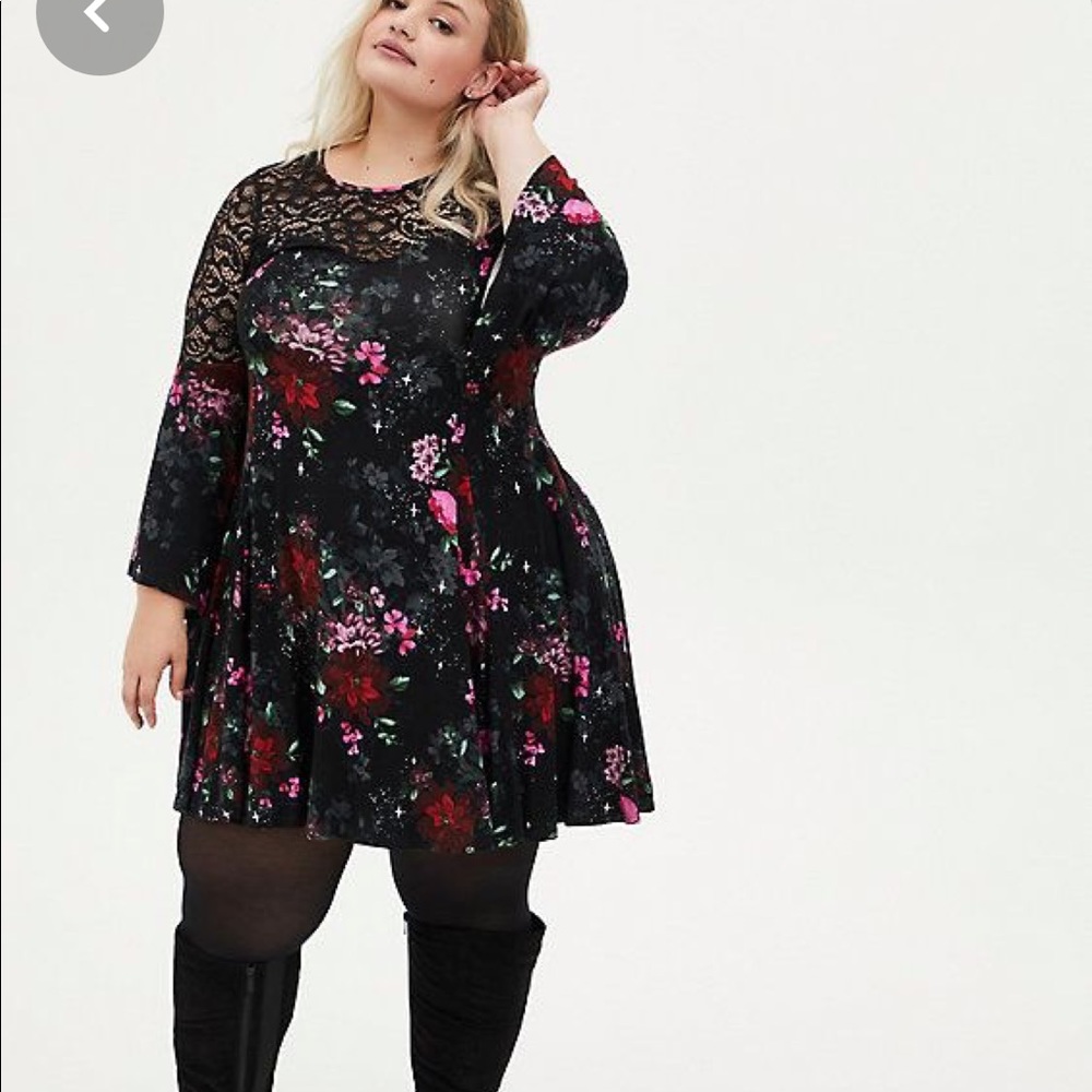 NWT - SUPER SOFT BLACK FLORAL LACE BELL SLEEVE DRESS
